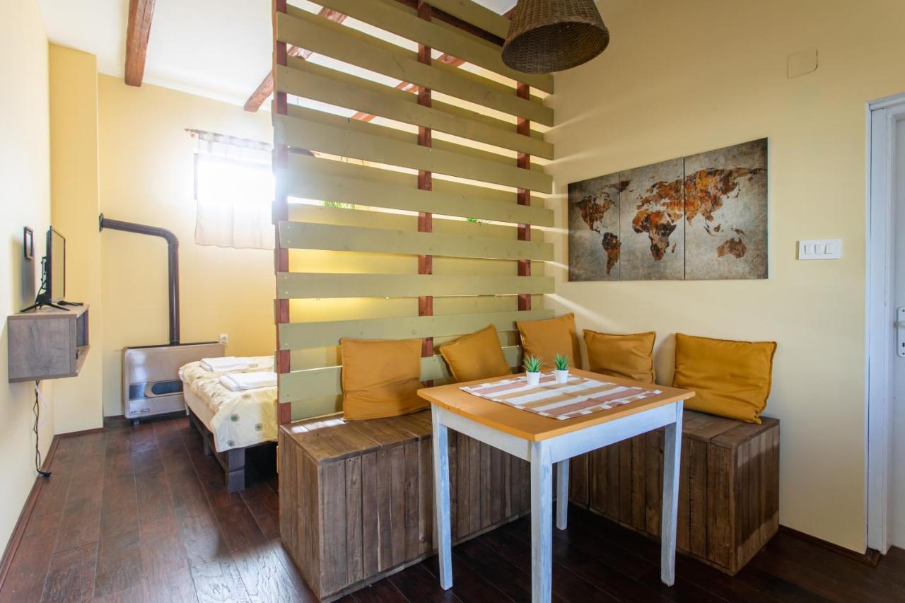Appartement Seosko Domacinstvo Pustolov à Stari Banovci Extérieur photo